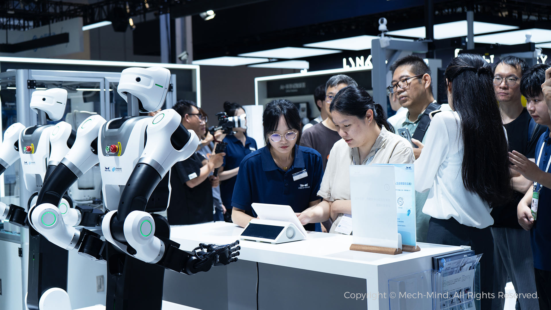 WAIC 2025 | 双臂机器人叠衣、人形机器人取货、海量种类物体操作,梅卡曼德全景展示具身智能“眼脑手”能力