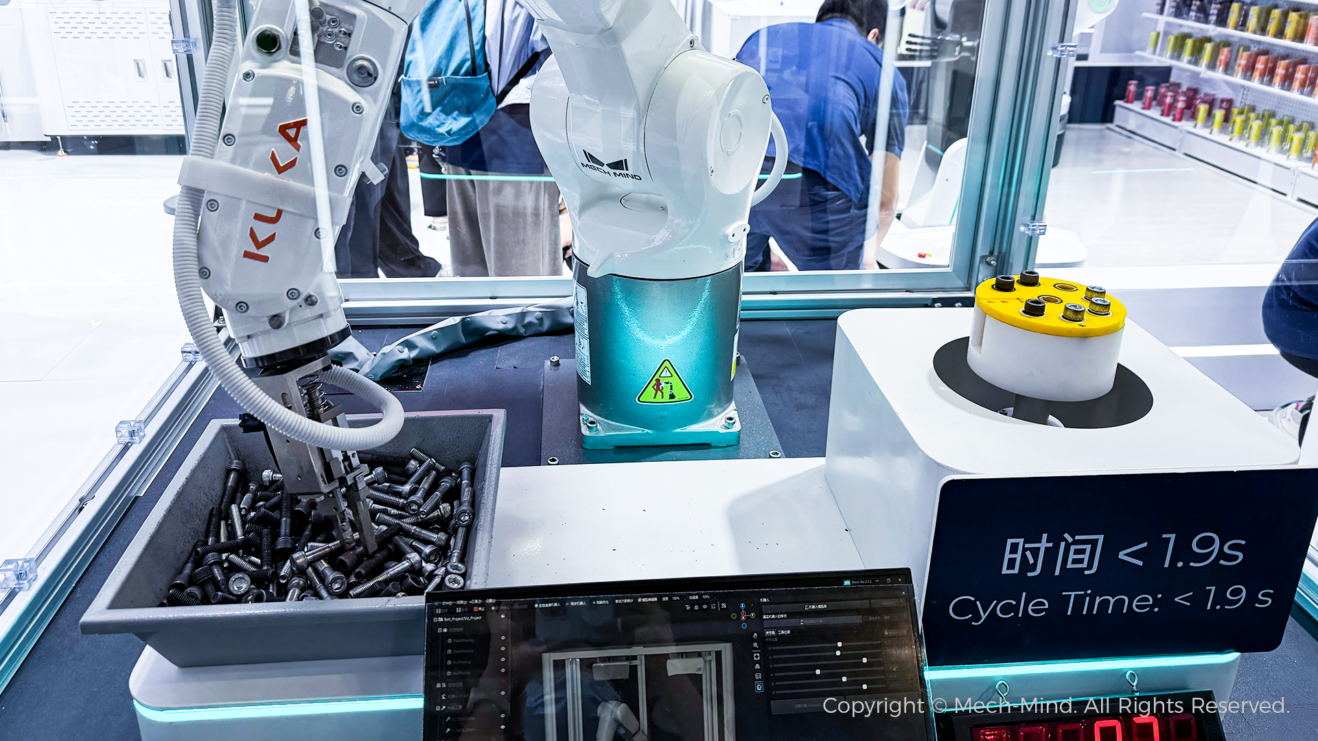 WAIC 2025 | 双臂机器人叠衣、人形机器人取货、海量种类物体操作,梅卡曼德全景展示具身智能“眼脑手”能力