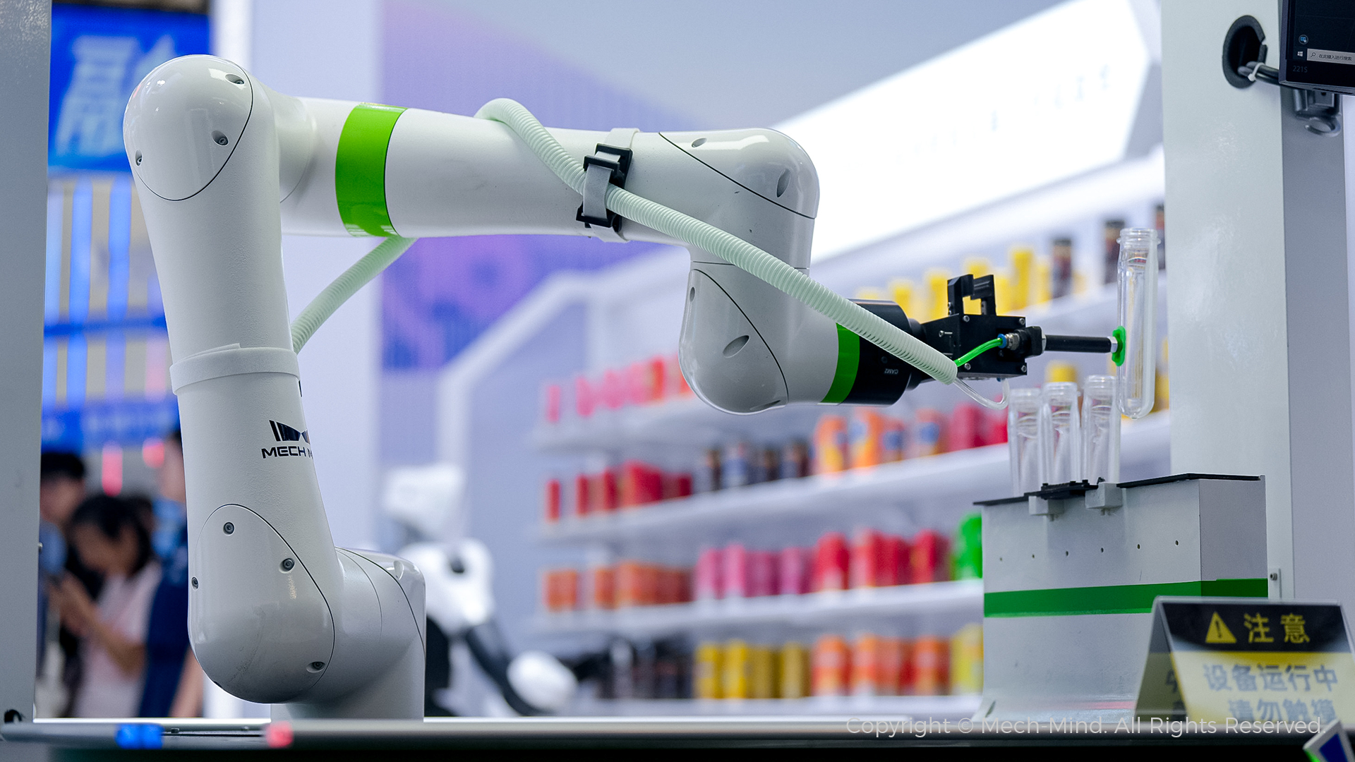 WAIC 2025 | 双臂机器人叠衣、人形机器人取货、海量种类物体操作,梅卡曼德全景展示具身智能“眼脑手”能力